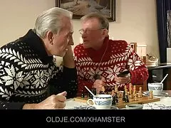 Заполнение отличной булочки с взбитыми сливками